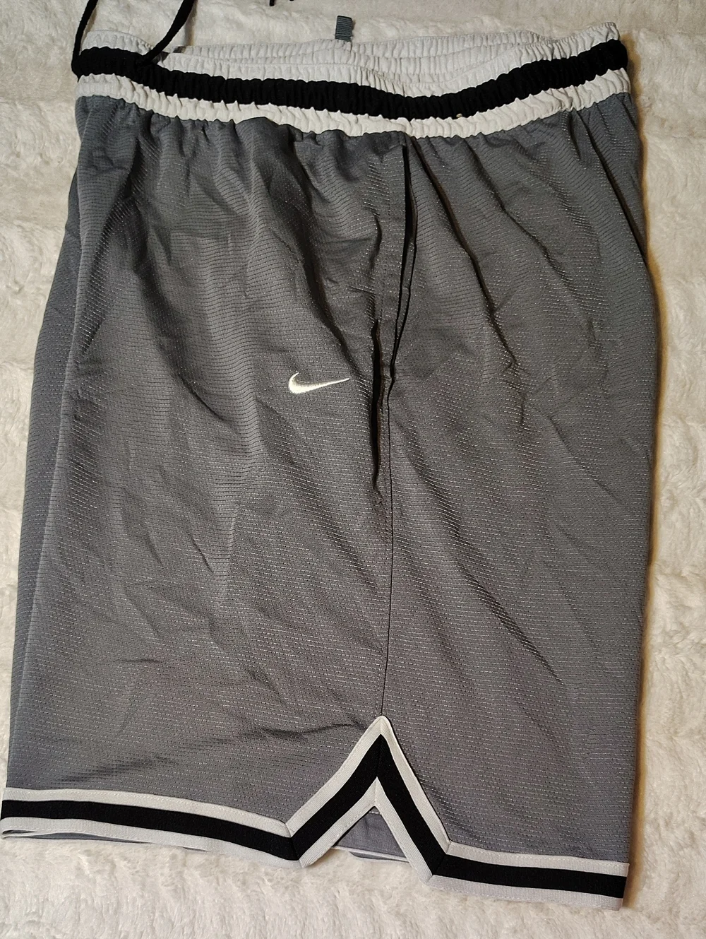 Nike Men's Gray and White Athletic Basketball Shorts